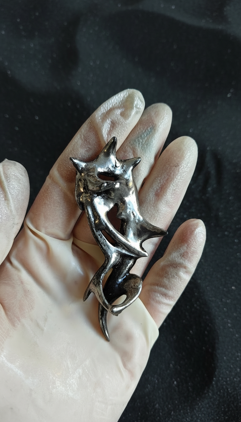 Liquid Metal - Queen of Thorns Hairclip