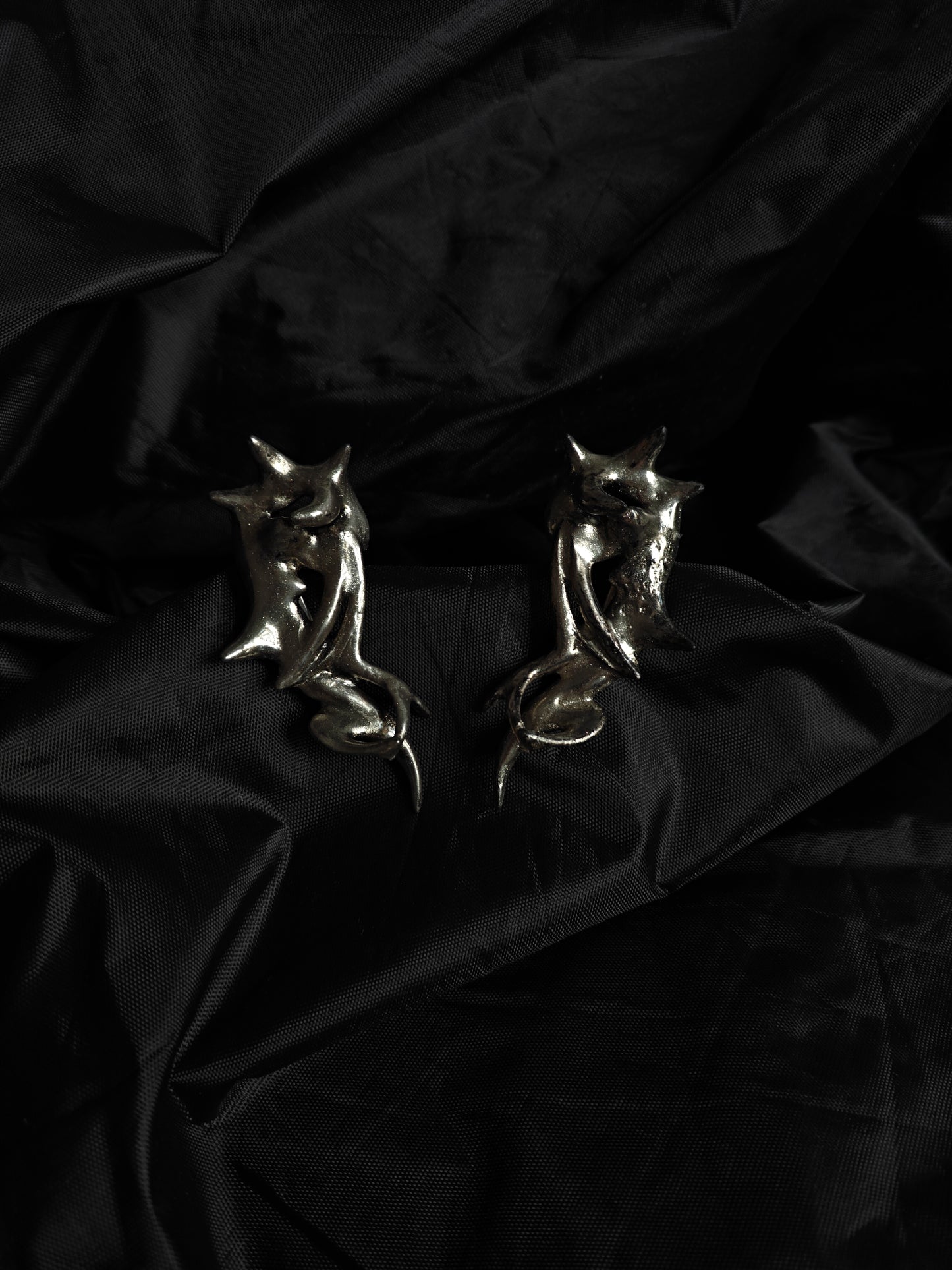 Liquid Metal - Queen of Thorns Hairclip